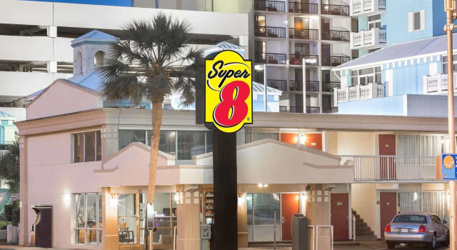 Super 8 Myrtle Beach/Ocean Front Area, Забронировать Отель Отели Миртл-Бич с парковкой, рядом с Музей искусств пляжа Миртл, Парковка