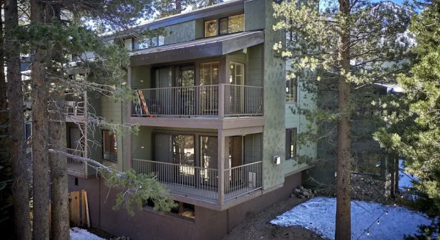 St. Anton Courtyard View 1-bedroom Condos w/ Dry Sauna, Rezerwuj Apartament Hotele w Mammoth z basenem, Basen