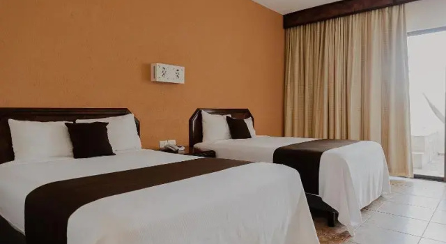 Четырёхместный полулюкс с балконом Hotel Los Aluxes