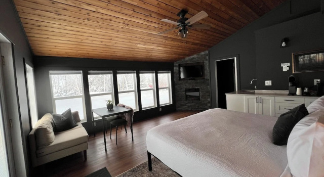Двухместный люкс с видом на сад Smokey Hollow Motel & Resort