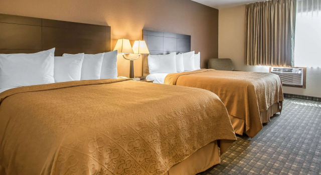 Четырёхместный номер Standard Quality Inn & Suites Decorah