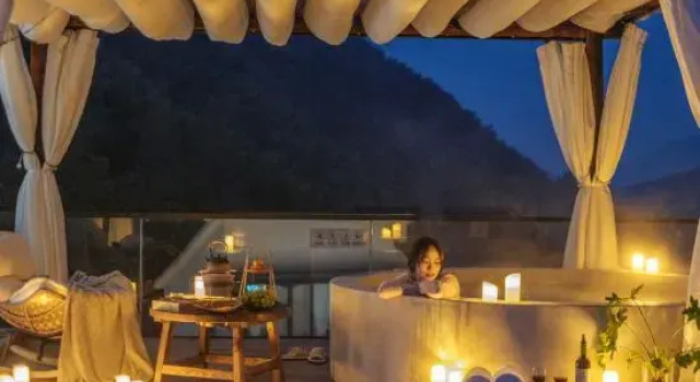 Anji Fuyun Mountain Foot · Mountain Wilderness Hot Spring Resort B&B, Prenota Bed & breakfast Huzhou Zhejiang