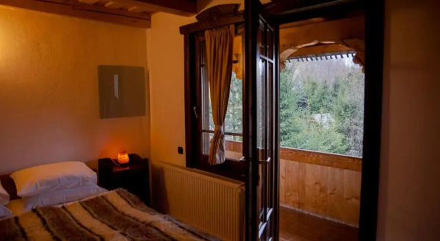 Conacul Drahneilor, Rezerwuj Hotel Hotele w Carpathians - Romania z parkingiem, Parking