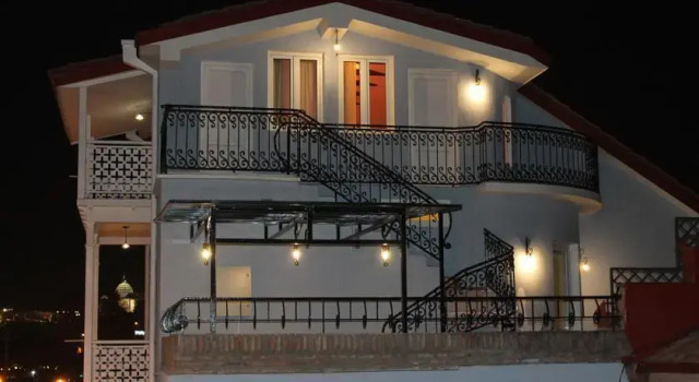 Villa Legend of Tbilisi -17 Abano St, Забронировать Вилла Коттеджи Тбилиси, рядом с Площадь Свободы, Коттедж