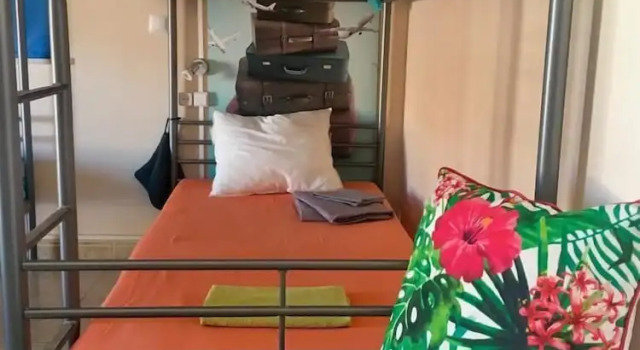 Кровать в общем номере с балконом My Guest House