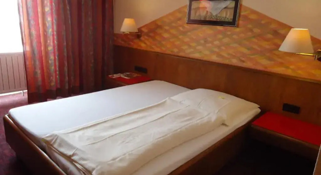 Номер Business enjoyHotel garni Korntal Stuttgart b&b Parkplatz Sprinter Penny eTank Porsche-Museum