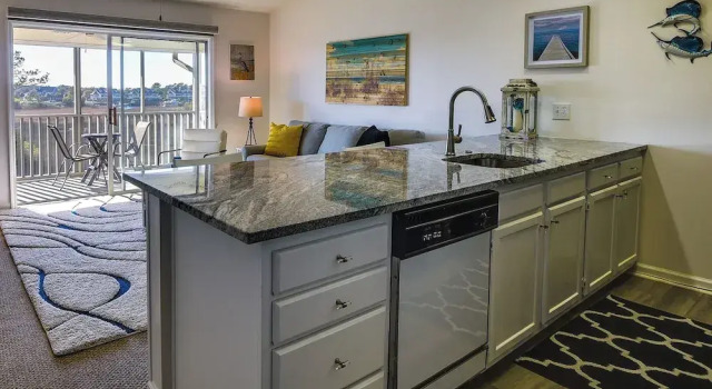 Little River Condo With Balcony & Pool Access!, Забронировать Апартаменты/квартира Литл-Ривер Гранд-Странд