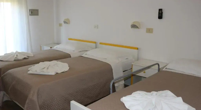 Четырёхместный номер Standard с балконом Hotel Neps