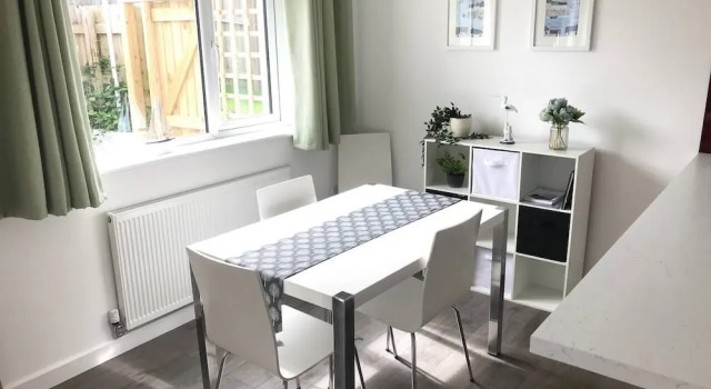 Коттедж Beautiful Refurbished Home - Short Walk to the Beach