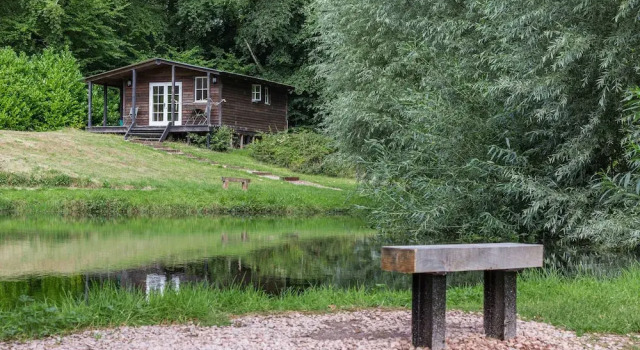 Коттедж с балконом Lakeside Cabin