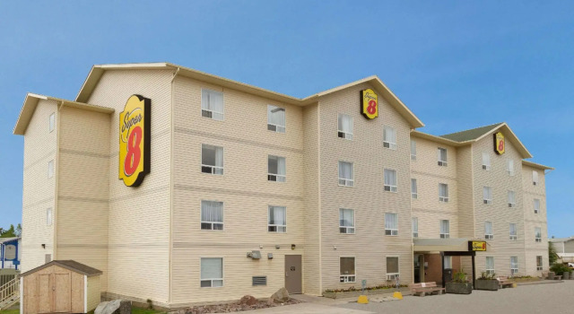 Люкс с видом на город Super 8 by Wyndham Yellowknife