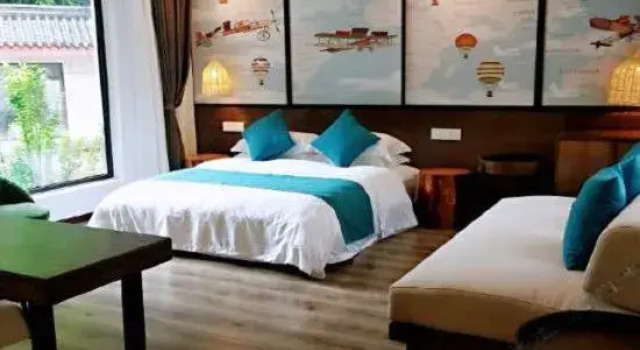 Кровать в общем номере Bi Feng Xia Hotel