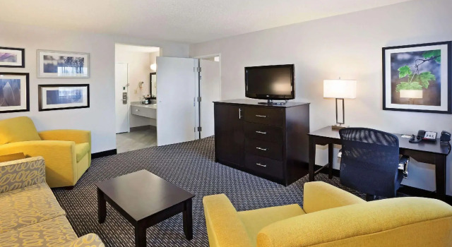 Четырёхместный люкс c 1 комнатой La Quinta by Wyndham Cleveland Macedonia