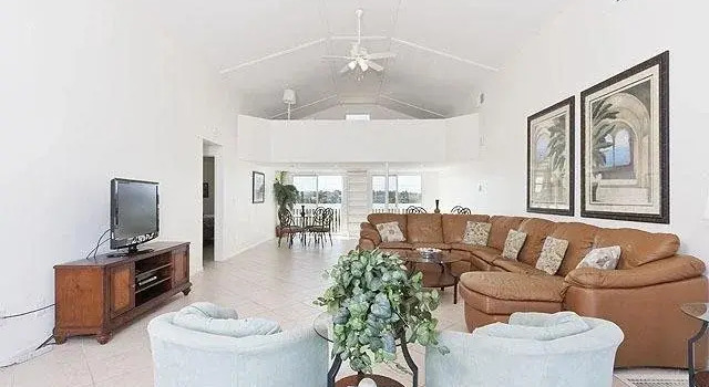 Blue Ocean Breeze 5 Br home by RedAwning, Забронировать Отель Флаглер-Бич штат Флорида, рядом с Исторический музей Flagler Beach Historical Museum