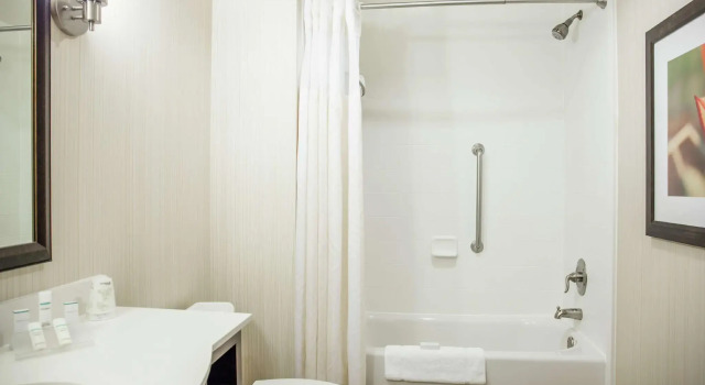 Четырёхместный номер Standard Hilton Garden Inn Milwaukee Downtown