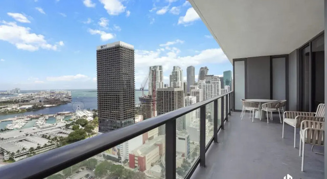 Апартаменты с 3 комнатами с балконом и с видом на океан Stylish Apartments with Partial Ocean Views in Downtown