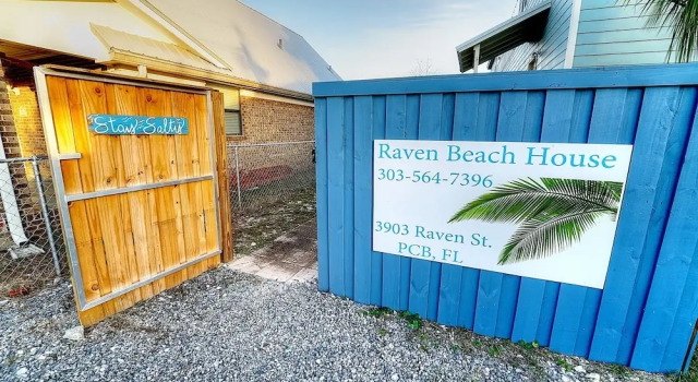 Raven Beach House, Book Hotel Hoteller i Lower Grand Lagoon med parkering, Parkering