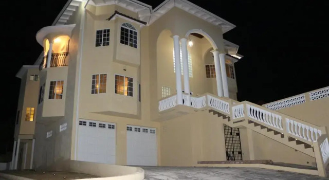 A Luxurious 4-Bedroom Private Villa with Games Room, Theatre & Modern Art, Забронировать Вилла Отели Монтего-Бэй с парковкой, Парковка