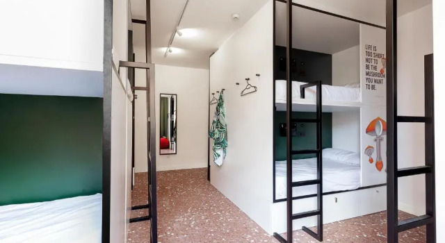 Кровать в общем номере 2060 The Newton Hostel