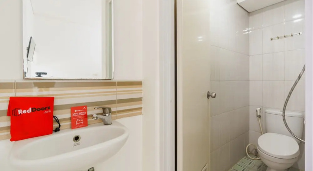 Двухместный номер Standard RedDoorz Syariah near Jembatan Siti Nurbaya Padang