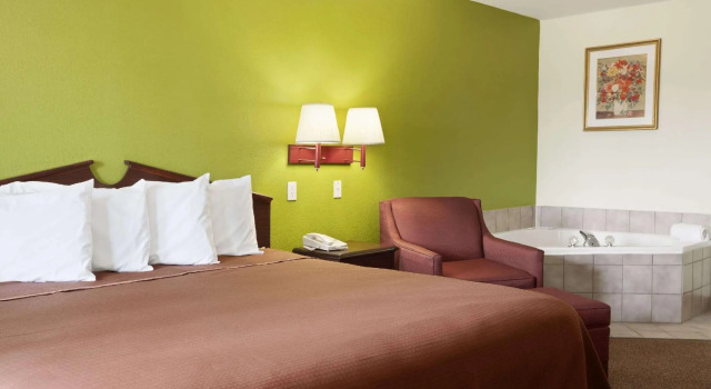 Люкс Howard Johnson by Wyndham Grand Prairie Near Lone Star Park