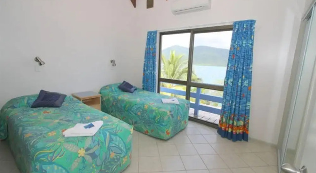 Вилла Coral Point Lodge