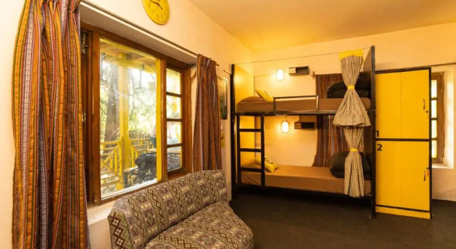 Кровать в общем номере The Hosteller Manali