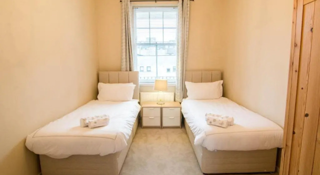 419 Luminous 2 Bedroom Apartment in the Heart of Edinburgh s Old Town, Забронировать Апартаменты/квартира Старый город Эдинбург, рядом с Национальный музей Шотландии