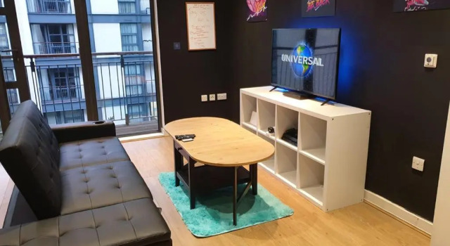 80s RETRO 1 Bedroom Serviced Apartment Canary Wharf Perfect for Corporate Business Families & Leisure Guests