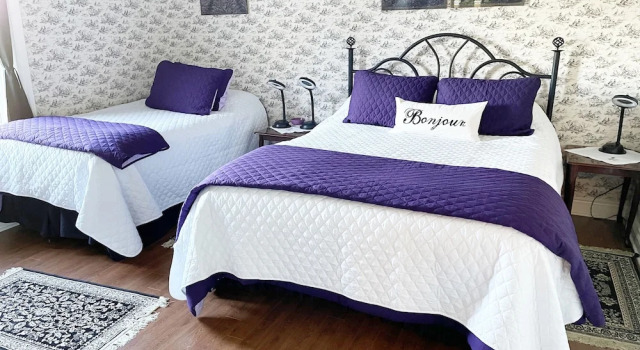 Четырёхместный люкс Cobblestone Bed and Breakfast