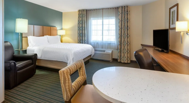 Люкс Candlewood Suites-West Springfield by IHG