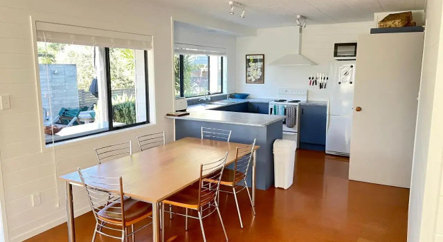 Hahei Beach House - 3 Bedroom, Забронировать Отель Хахей Coromandel Peninsula, рядом с Cathedral Cove