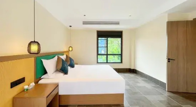Люкс Songfengju Courtyard Hotel (Xingyi Wanfenglin Airport & High-speed Railway Station Branch)