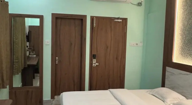 Четырёхместный номер Deluxe с балконом HOTEL SREE DURGA