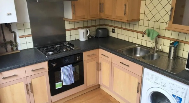 Апартаменты Beach Front 2-bed Apartment With Deck & BBQ