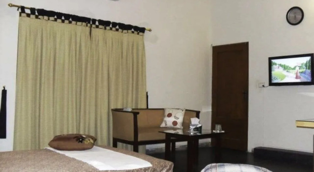 Hotel Rooms DHA, Book Guesthouse Hotels in PECHS with Parking, Parking
