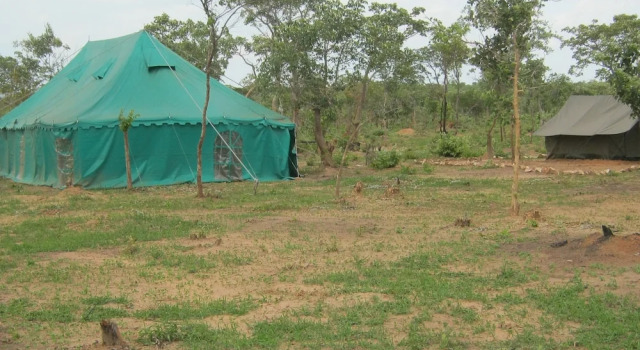Кровать в общем номере Nahubwe Safari Lodge