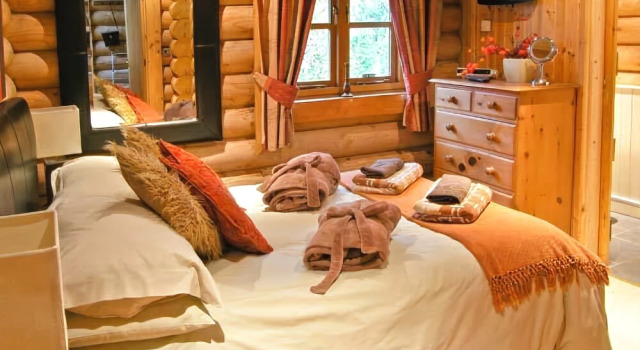 Cedar Log Cabin, Brynallt Country Park