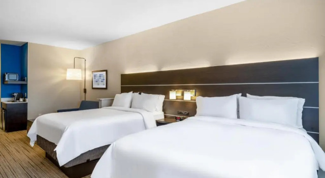 Четырёхместный номер Standard Holiday Inn Express Hotel & Suites Beaumont Northwest by IHG
