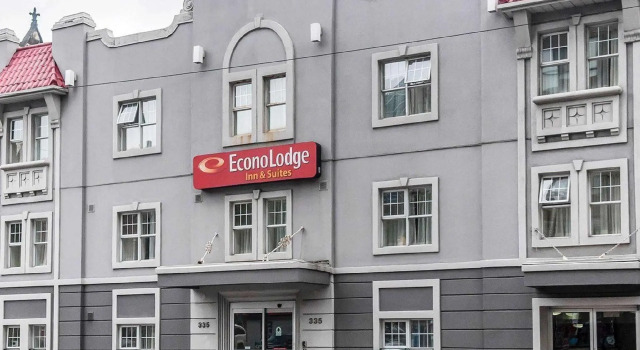 Кровать в общем номере EconoLodge Downtown Toronto