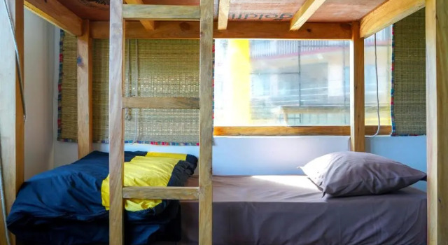 Кровать в общем номере The Hosteller Mcleodganj, Bhagsu Waterfall