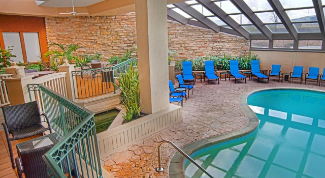 Кровать в общем номере Sheraton Westport Plaza