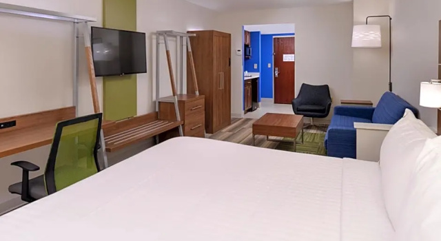 Двухместный люкс Holiday Inn Express & Suites Raleigh NE - Medical Ctr Area by IHG