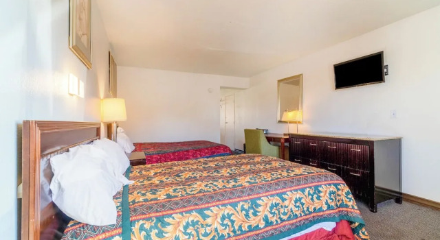 Четырёхместный номер Standard Castle Inn & Suites By OYO Chickasha