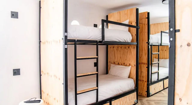 Кровать в общем номере WunderLux