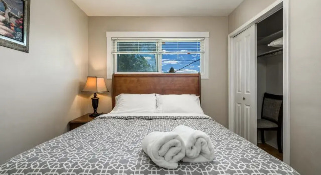 V-Home by Heritage park and Glenmore Reservoir, Rezerwuj Hostel Hotele w Calgary Region z parkingiem, Parking