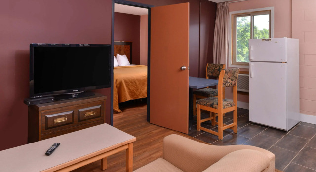 Четырёхместный люкс с 3 комнатами Canadas Best Value Inn & Suites-Castlegar