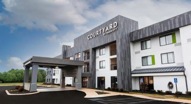 Кровать в общем номере Courtyard Bowling Green Convention Center