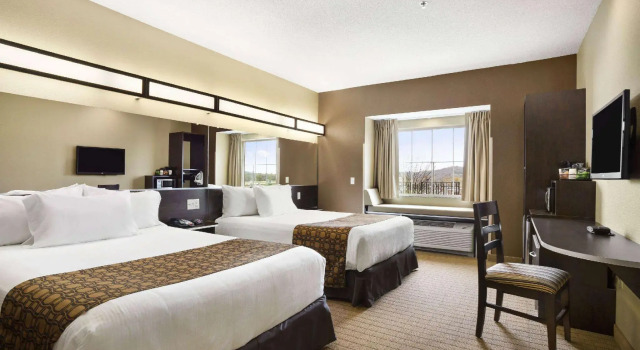 Четырёхместный номер Deluxe Microtel Inn & Suites by Wyndham Cambridge
