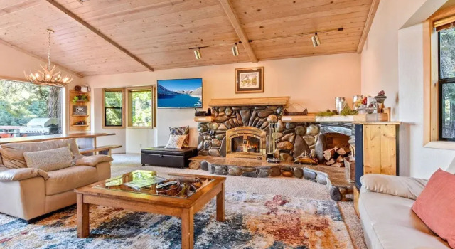 Lakeview Pine Haven: Hot Tub, Near Skiing & Beach 5 Bedroom Home